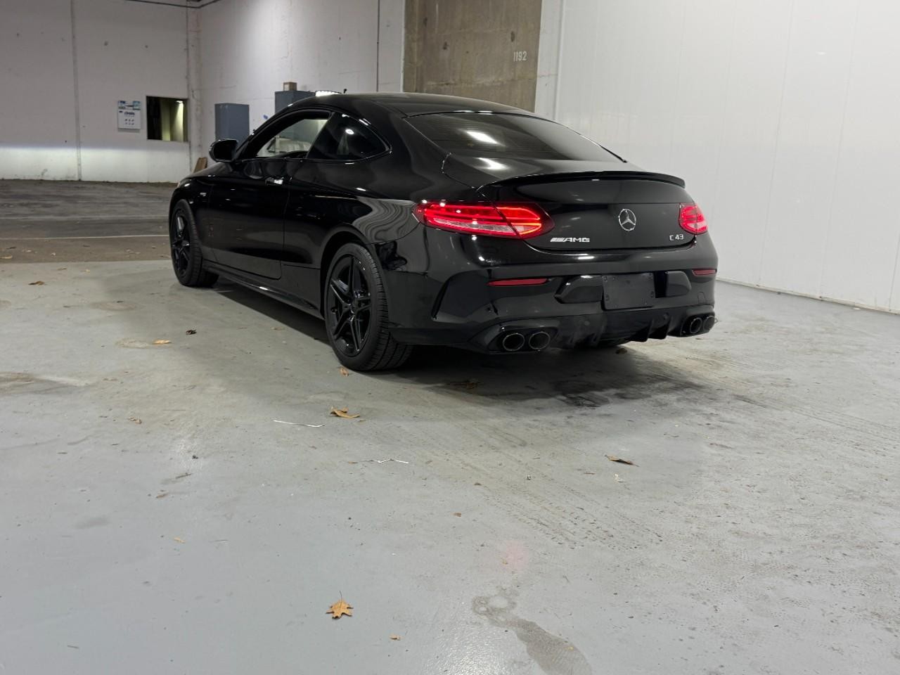 Mercedes-Benz C-Class Vehicle Full-screen Gallery Image 3