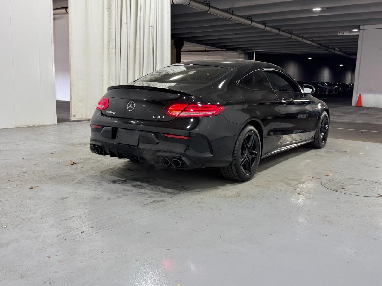 Mercedes-Benz C-Class Vehicle Full-screen Gallery Image 4