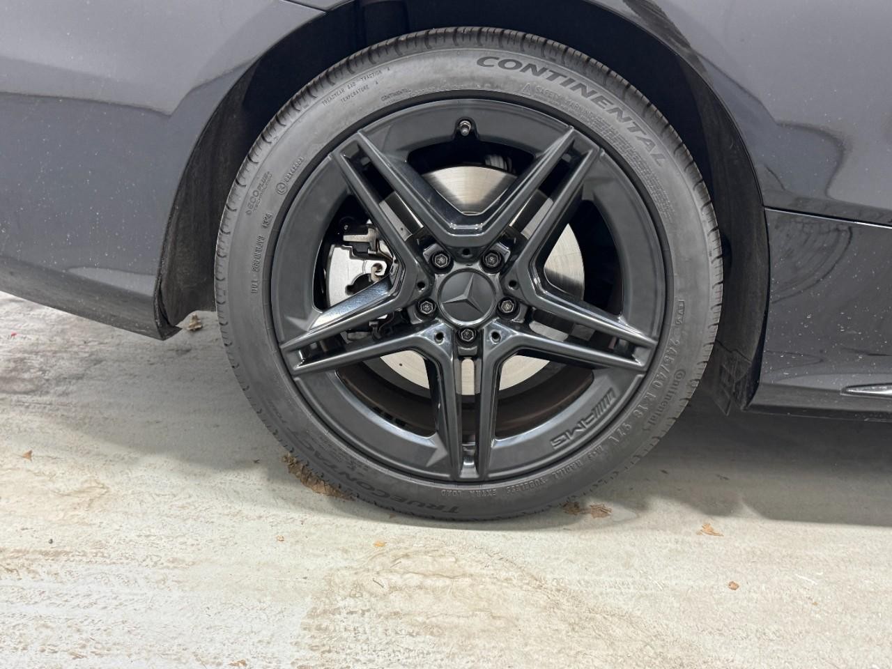 Mercedes-Benz C-Class Vehicle Full-screen Gallery Image 5