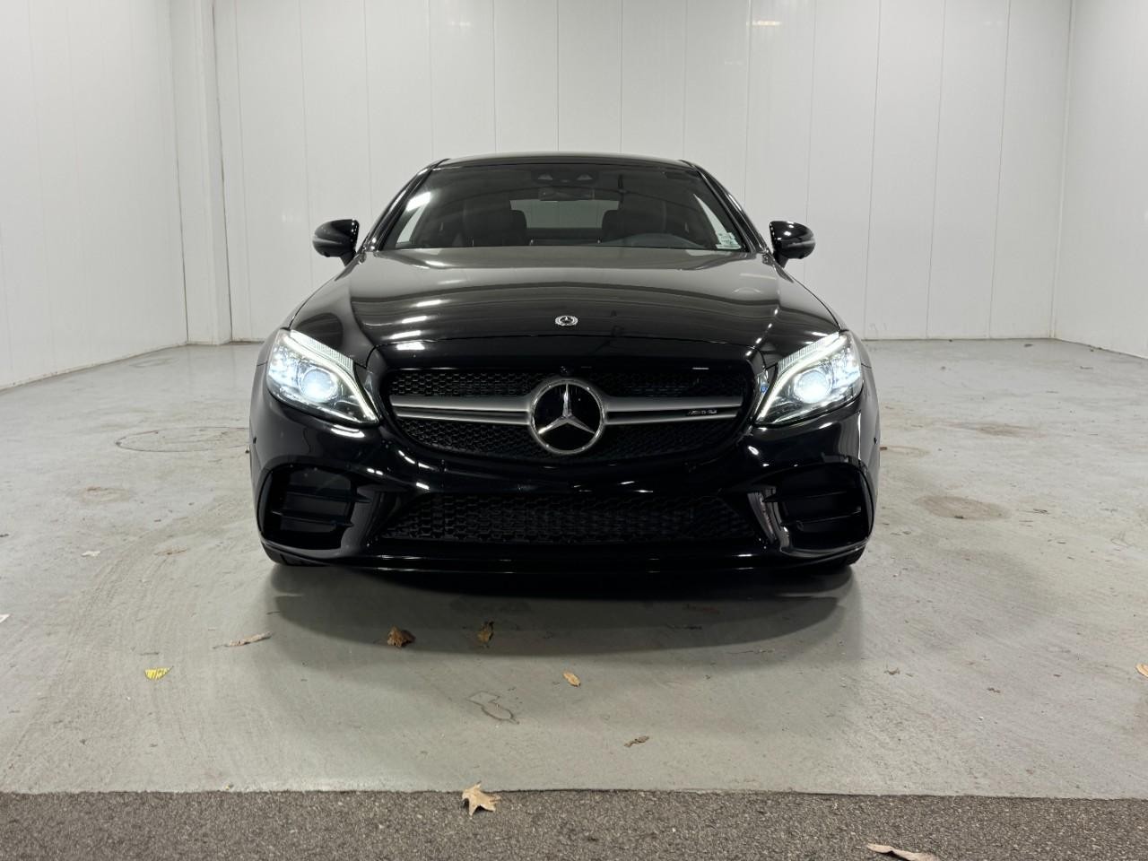 Mercedes-Benz C-Class Vehicle Full-screen Gallery Image 7