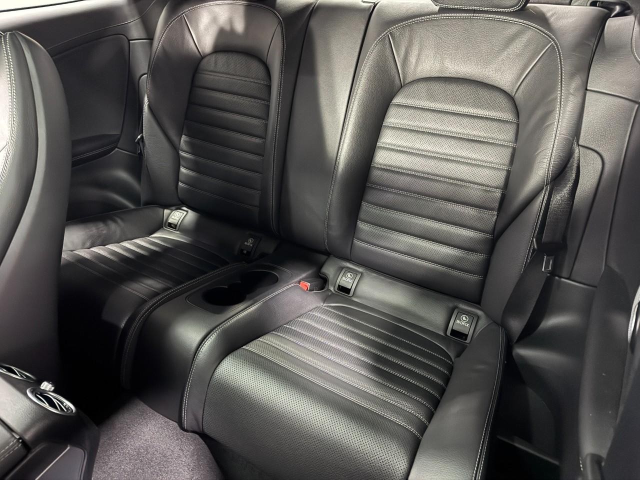 Mercedes-Benz C-Class Vehicle Full-screen Gallery Image 8