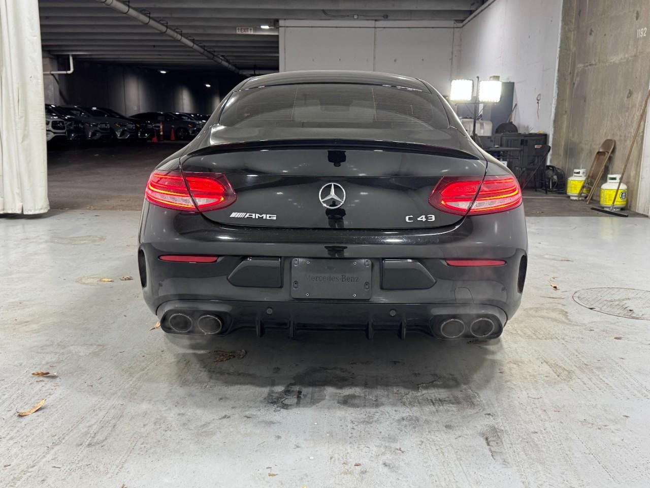 Mercedes-Benz C-Class Vehicle Full-screen Gallery Image 9