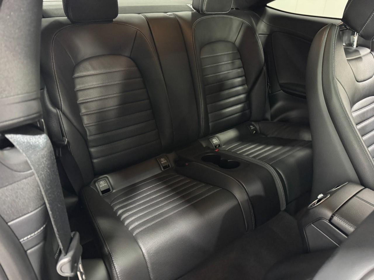 Mercedes-Benz C-Class Vehicle Full-screen Gallery Image 10