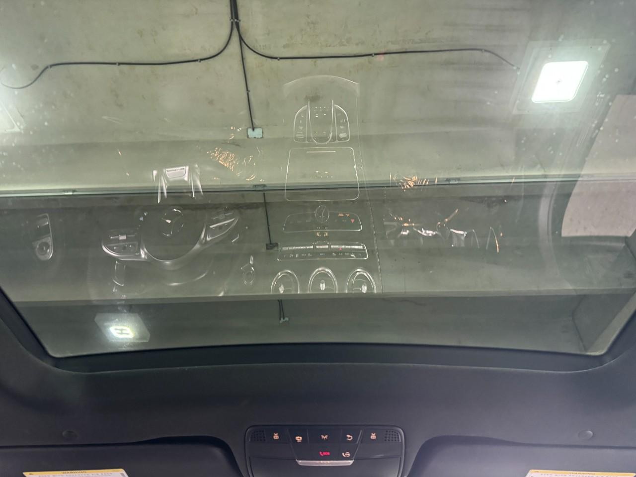 Mercedes-Benz C-Class Vehicle Full-screen Gallery Image 11