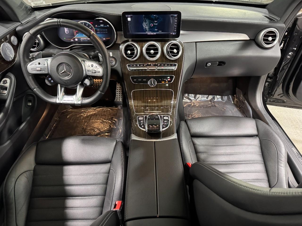 Mercedes-Benz C-Class Vehicle Full-screen Gallery Image 12