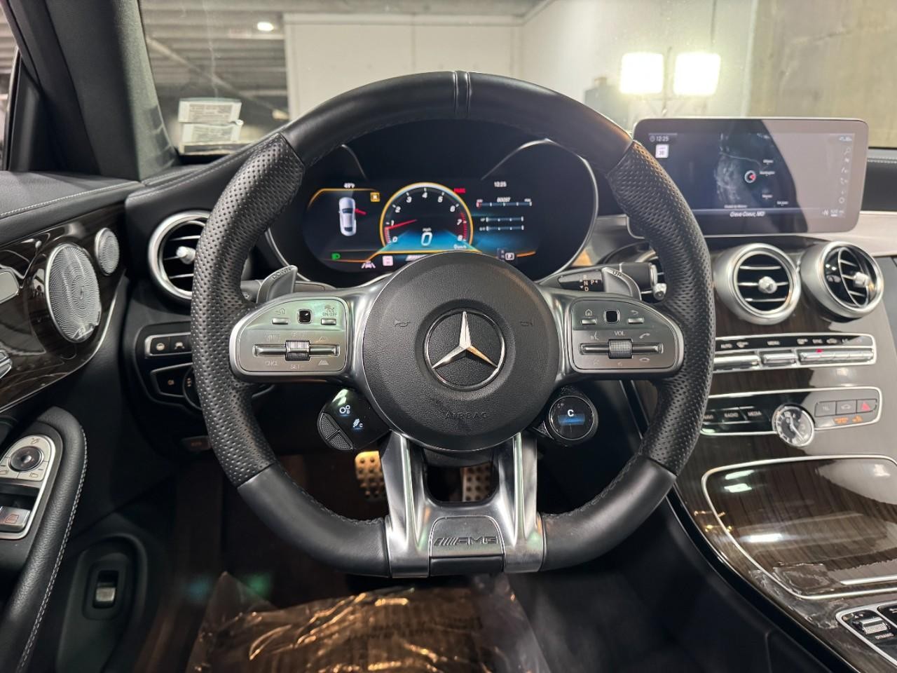 Mercedes-Benz C-Class Vehicle Full-screen Gallery Image 13