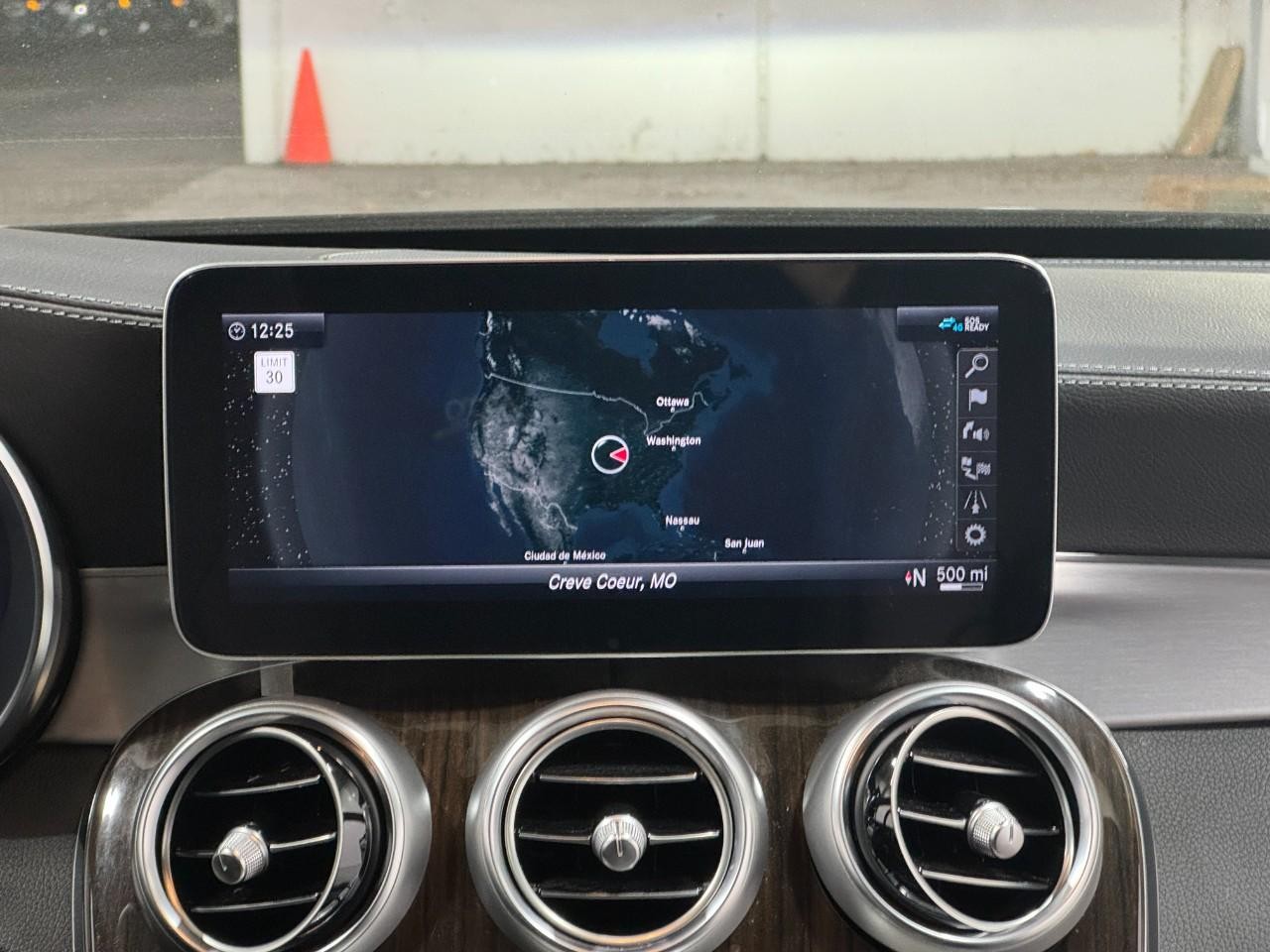 Mercedes-Benz C-Class Vehicle Full-screen Gallery Image 14