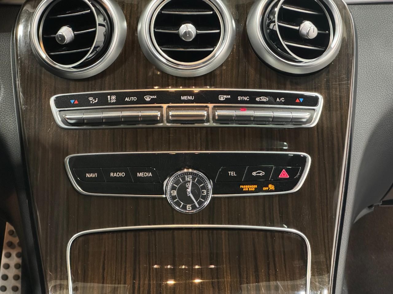 Mercedes-Benz C-Class Vehicle Full-screen Gallery Image 15