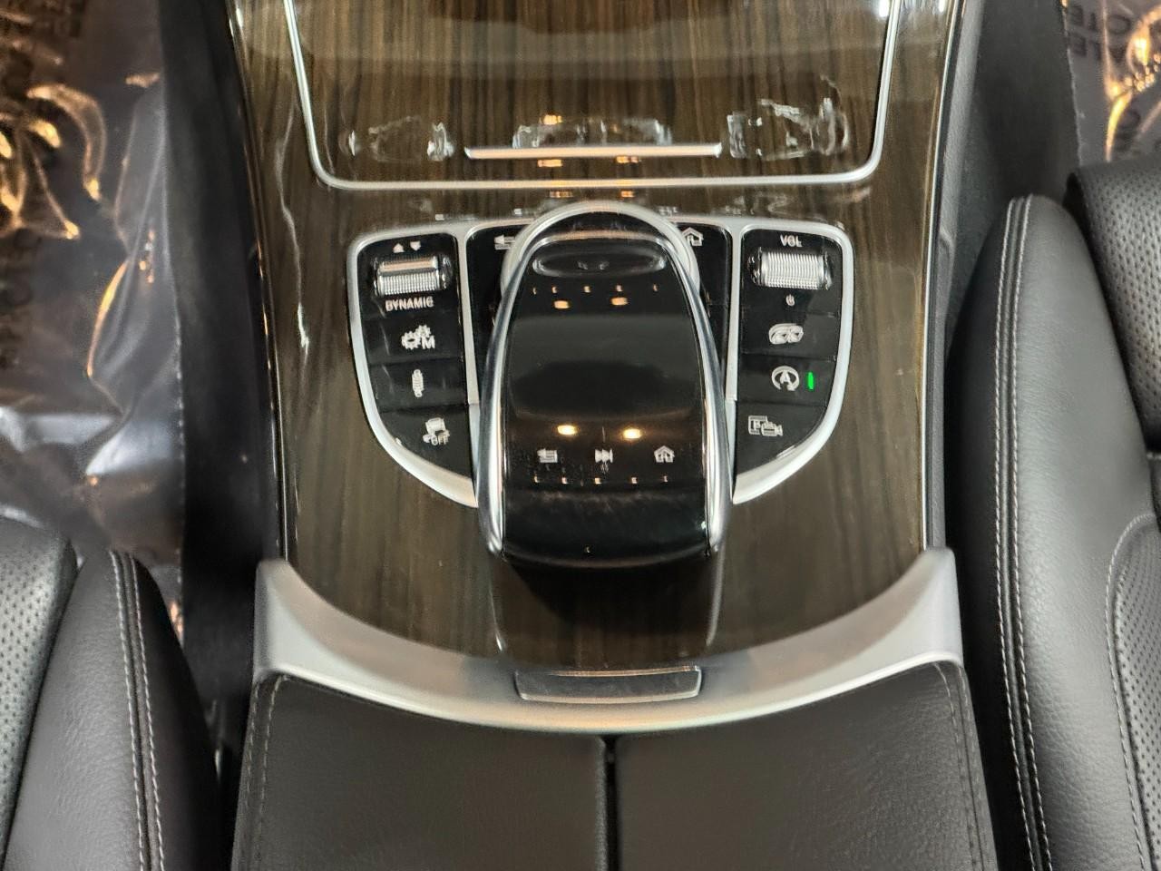 Mercedes-Benz C-Class Vehicle Full-screen Gallery Image 16