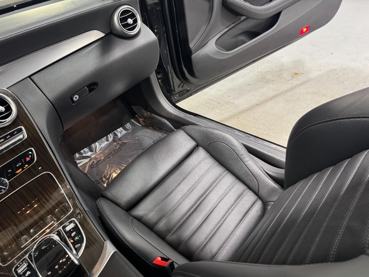 Mercedes-Benz C-Class Vehicle Full-screen Gallery Image 17