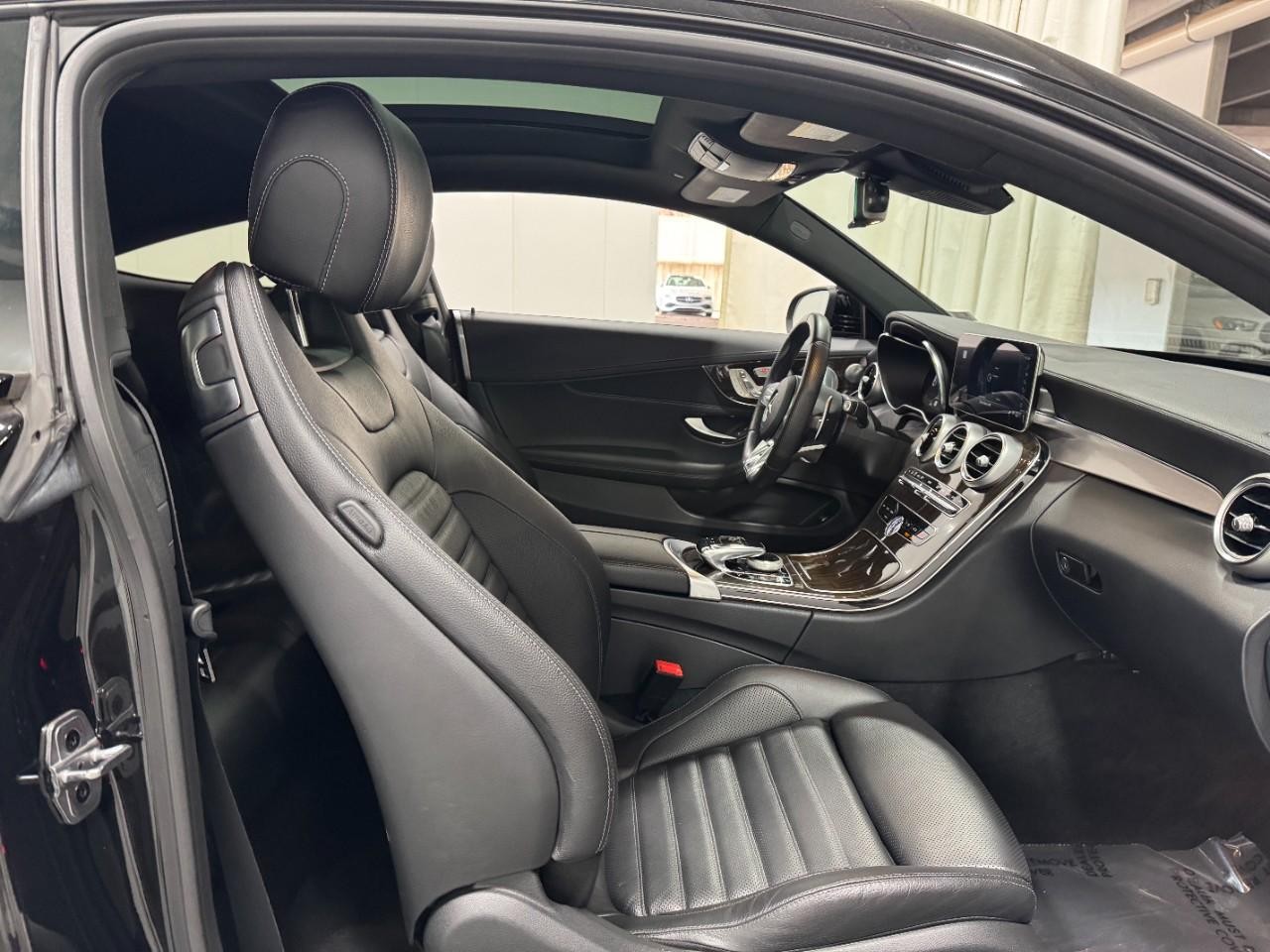 Mercedes-Benz C-Class Vehicle Full-screen Gallery Image 18