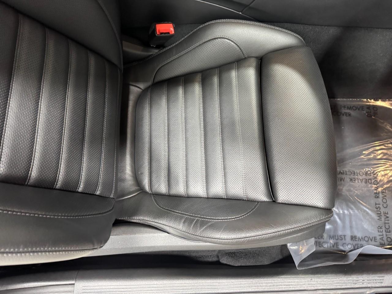 Mercedes-Benz C-Class Vehicle Full-screen Gallery Image 19