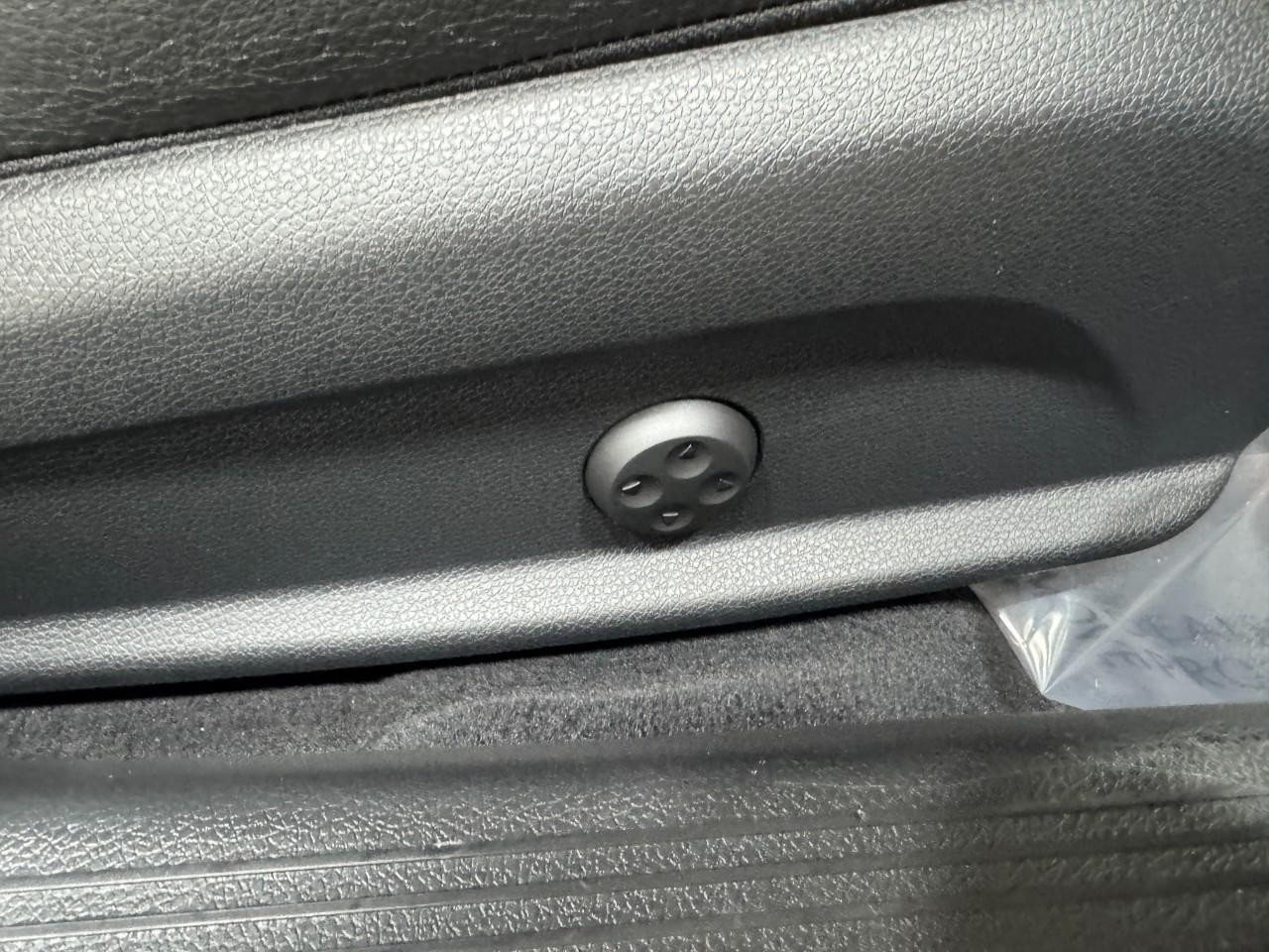 Mercedes-Benz C-Class Vehicle Full-screen Gallery Image 20