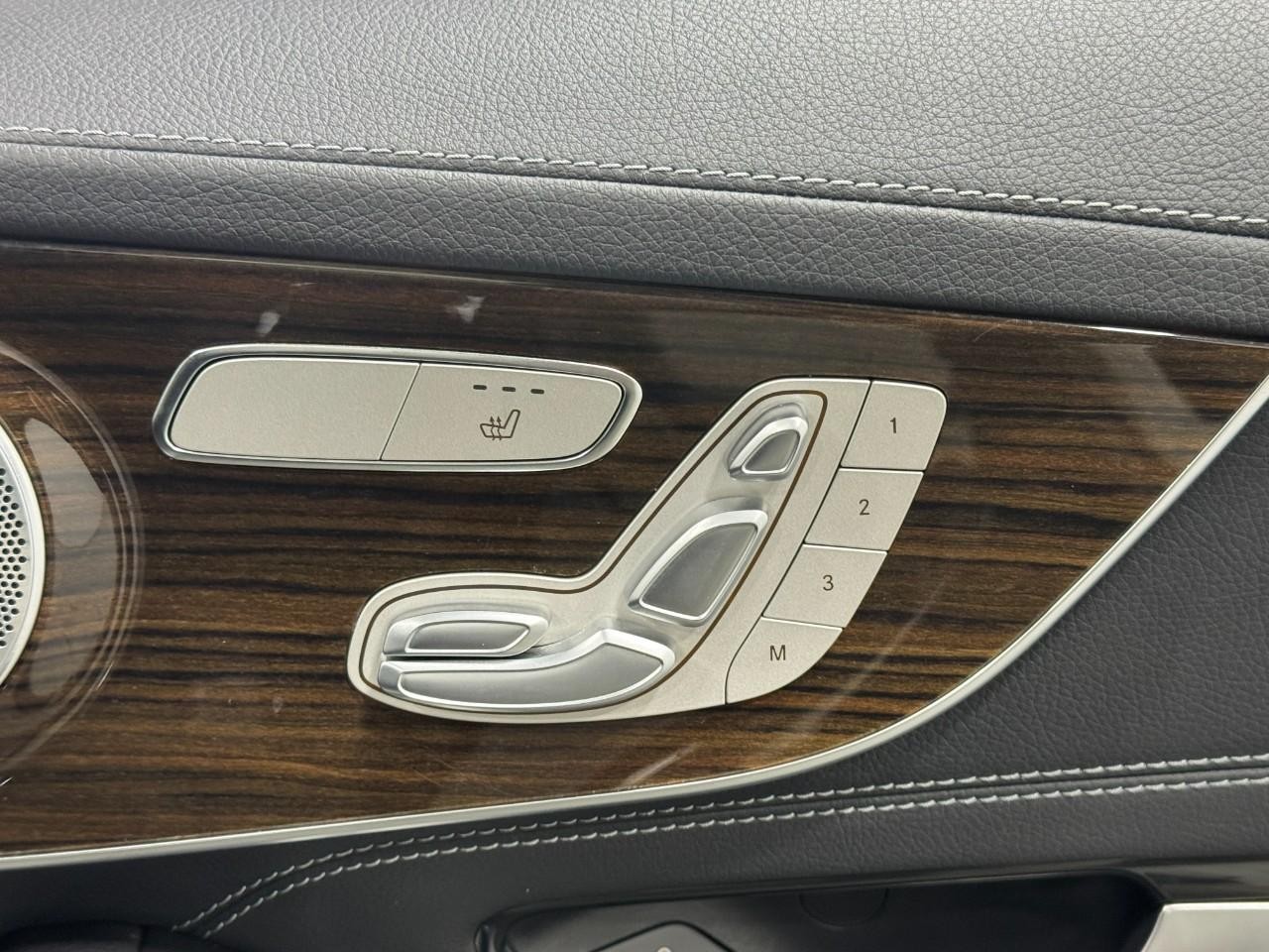 Mercedes-Benz C-Class Vehicle Full-screen Gallery Image 21