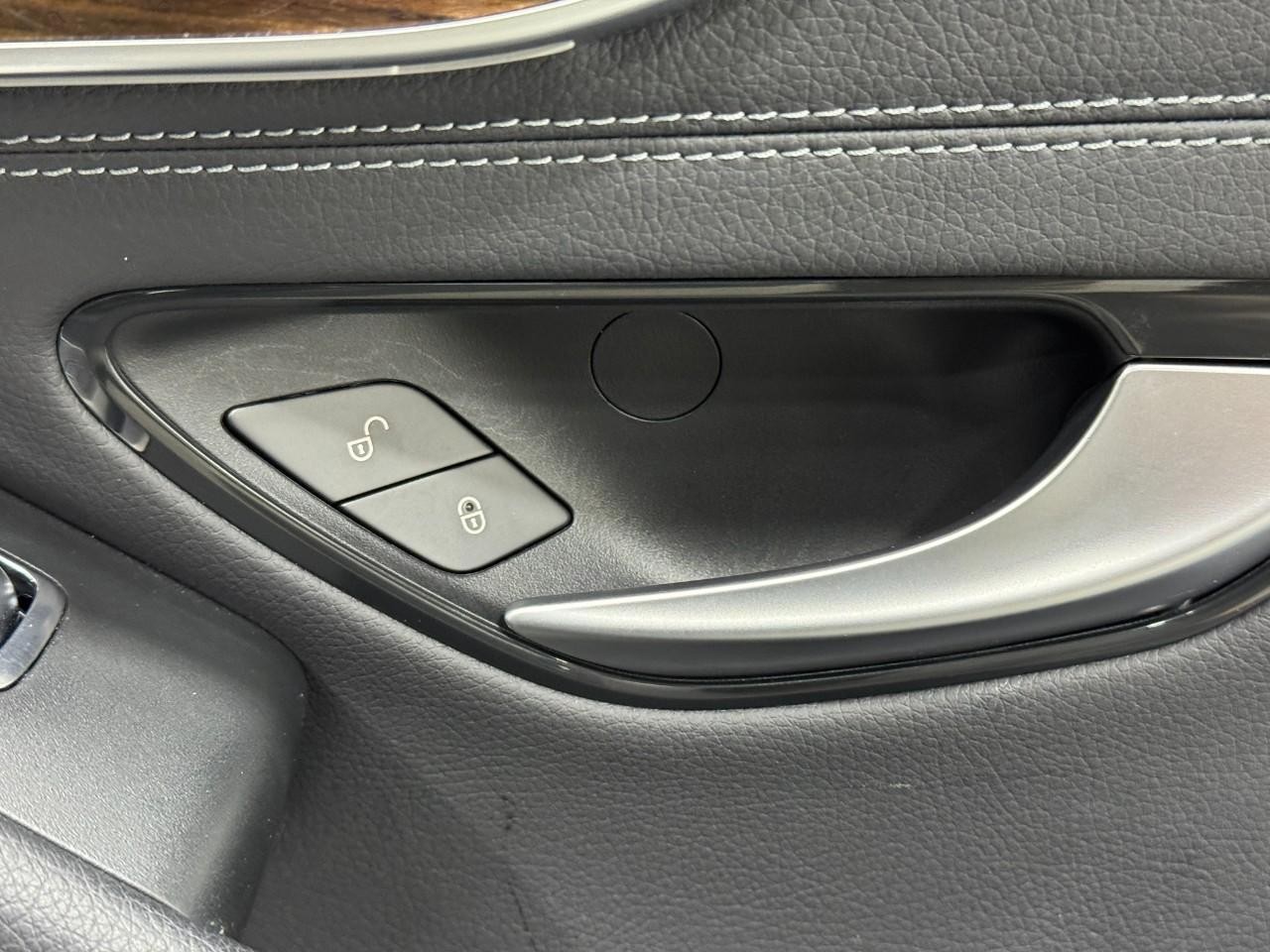 Mercedes-Benz C-Class Vehicle Full-screen Gallery Image 22