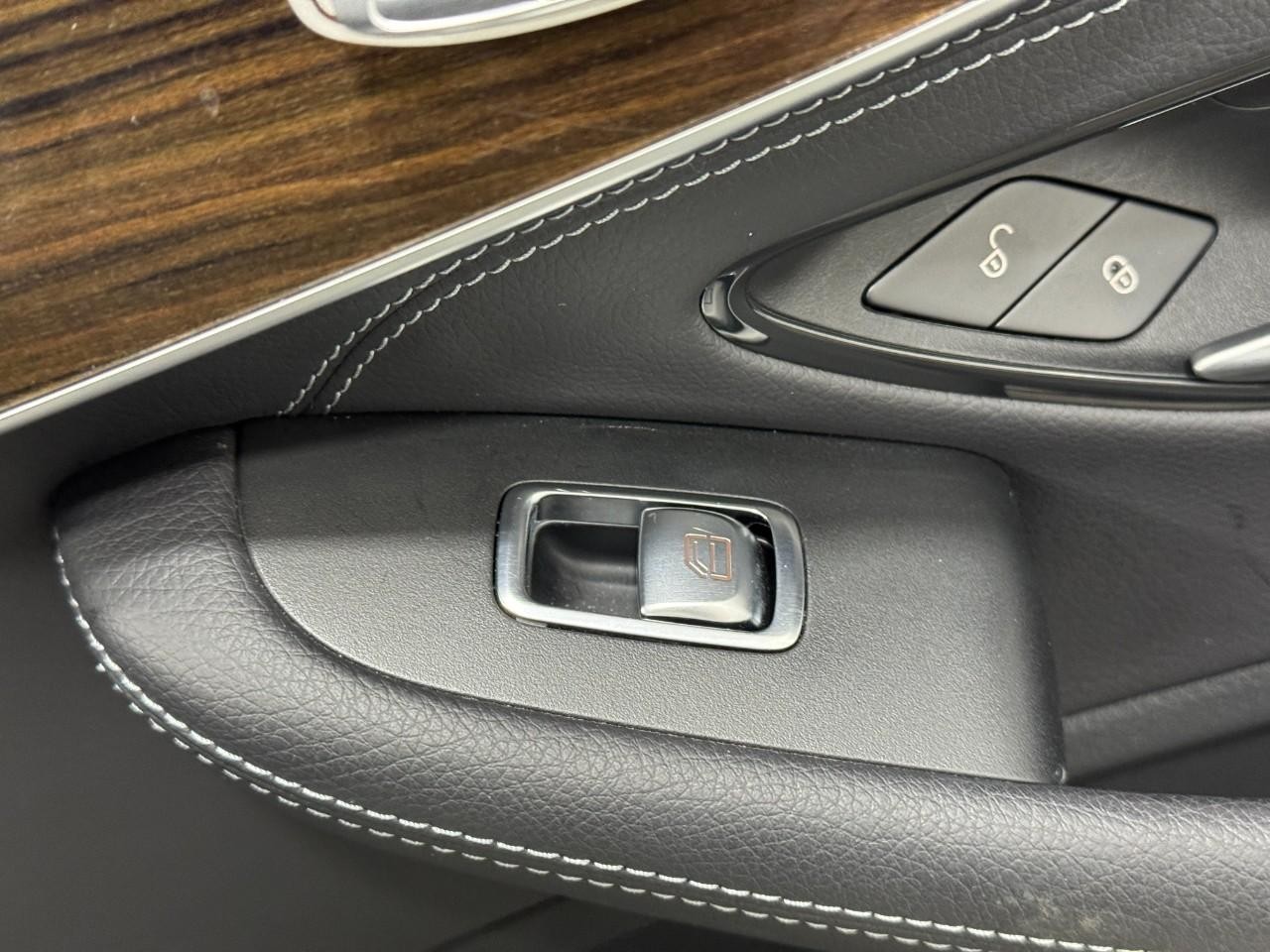 Mercedes-Benz C-Class Vehicle Full-screen Gallery Image 23