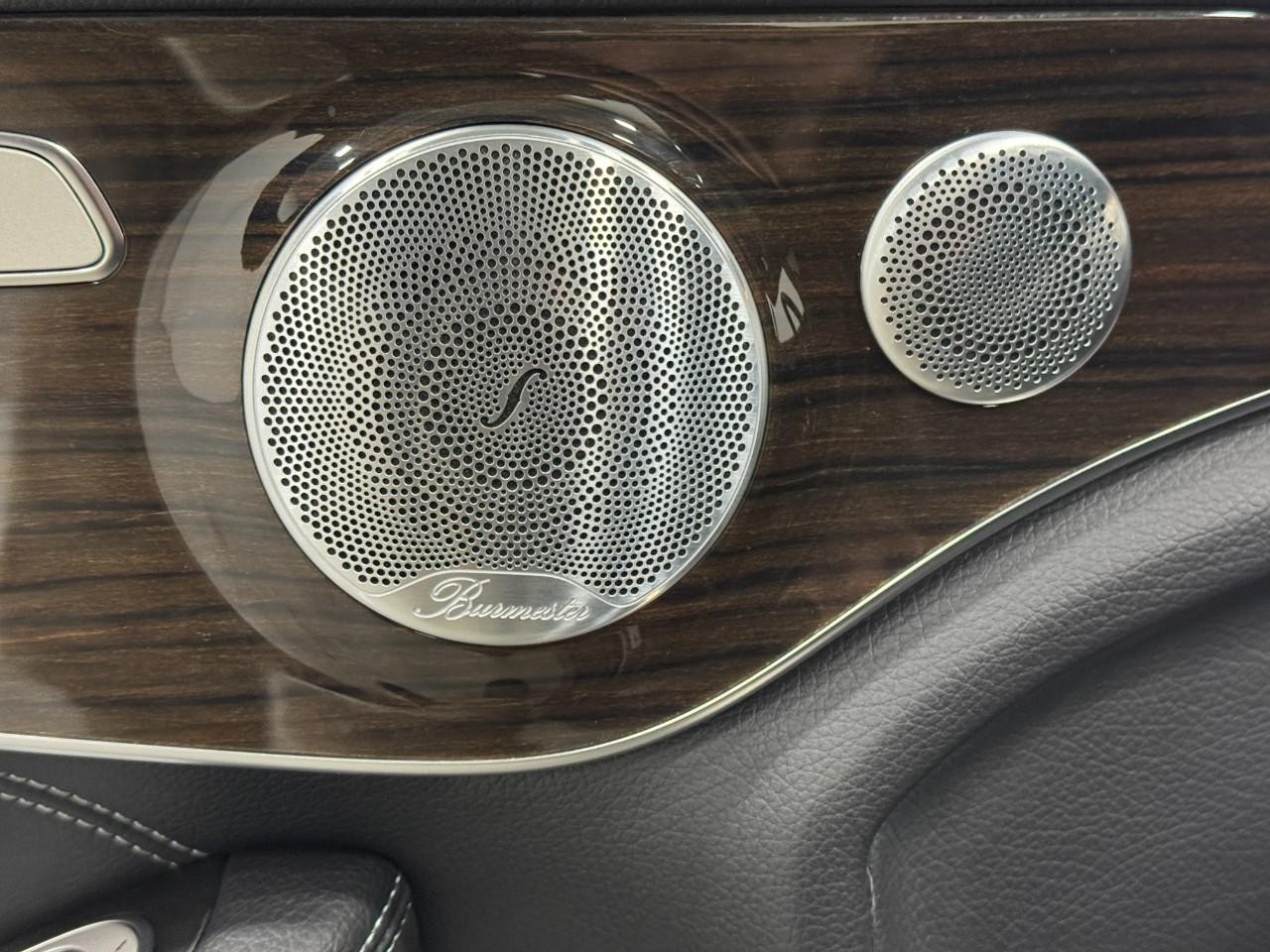 Mercedes-Benz C-Class Vehicle Full-screen Gallery Image 24