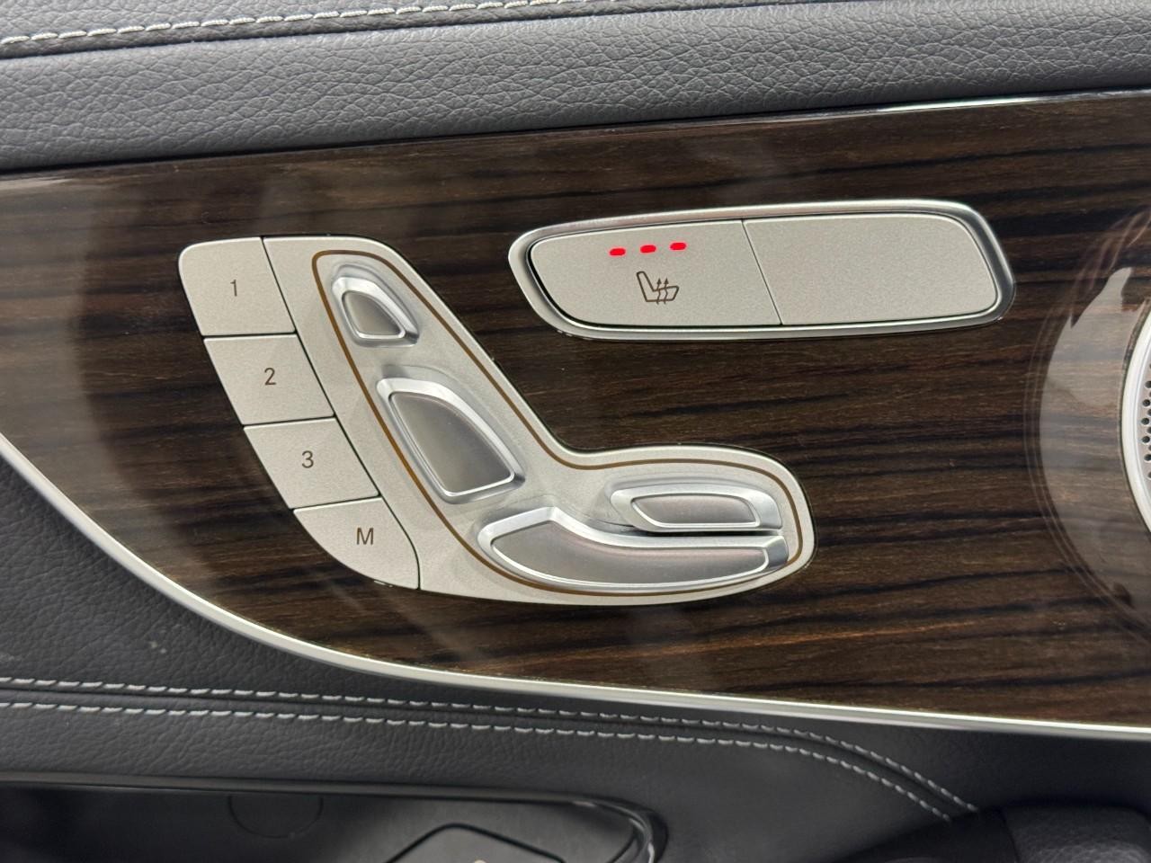 Mercedes-Benz C-Class Vehicle Full-screen Gallery Image 25