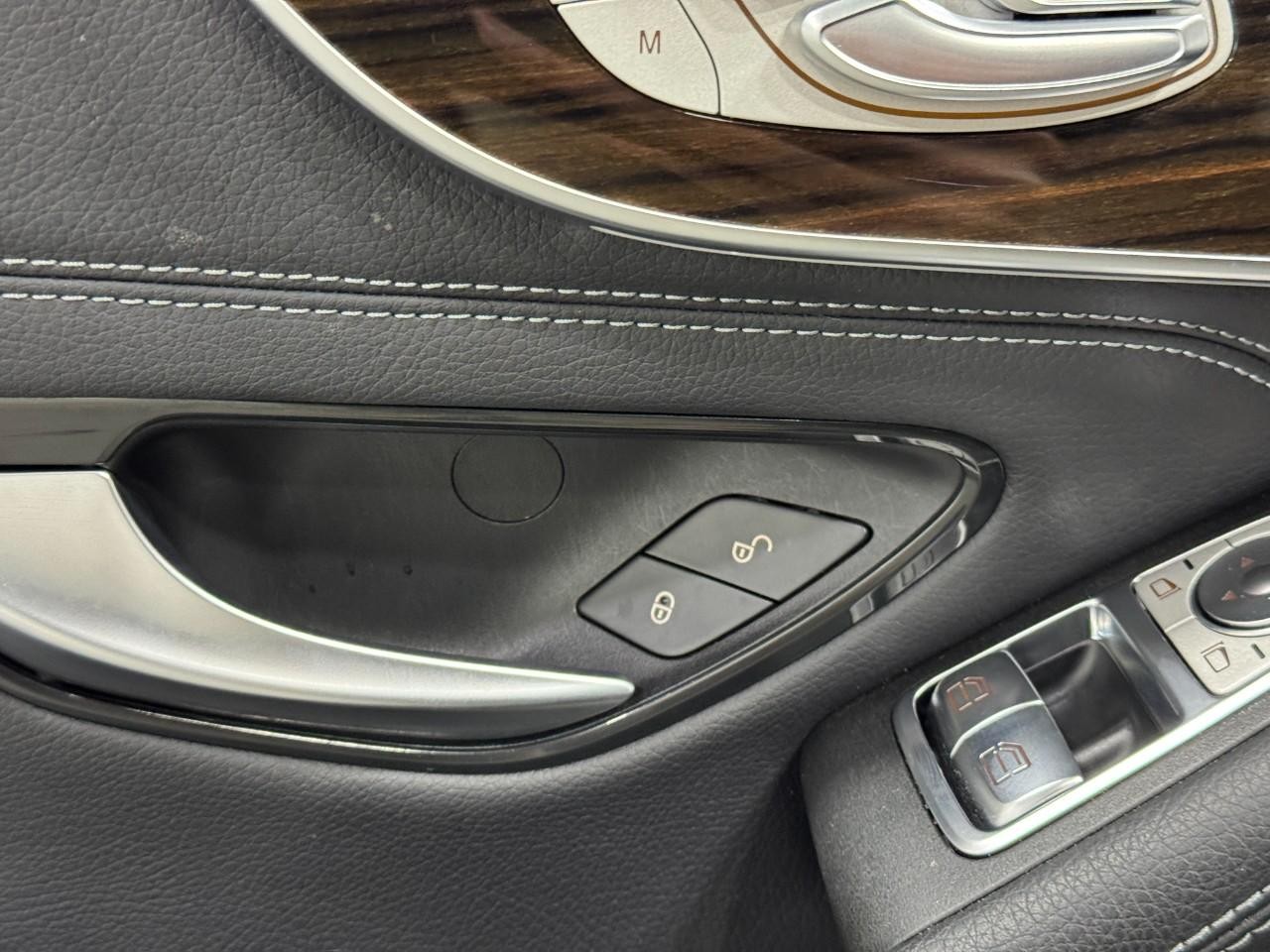 Mercedes-Benz C-Class Vehicle Full-screen Gallery Image 26