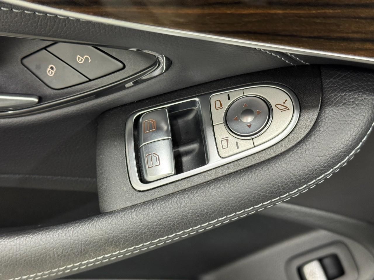 Mercedes-Benz C-Class Vehicle Full-screen Gallery Image 27