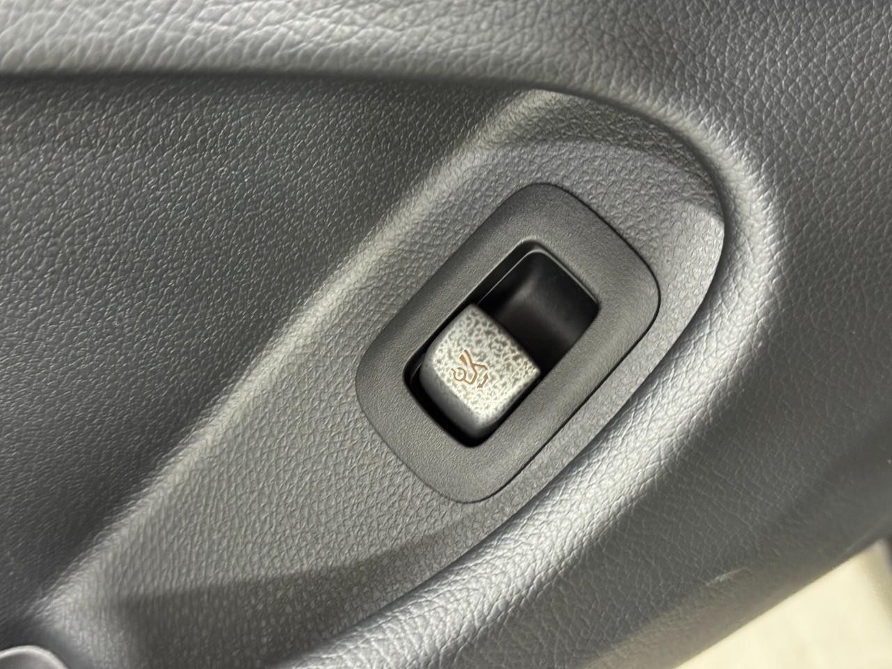 Mercedes-Benz C-Class Vehicle Full-screen Gallery Image 28