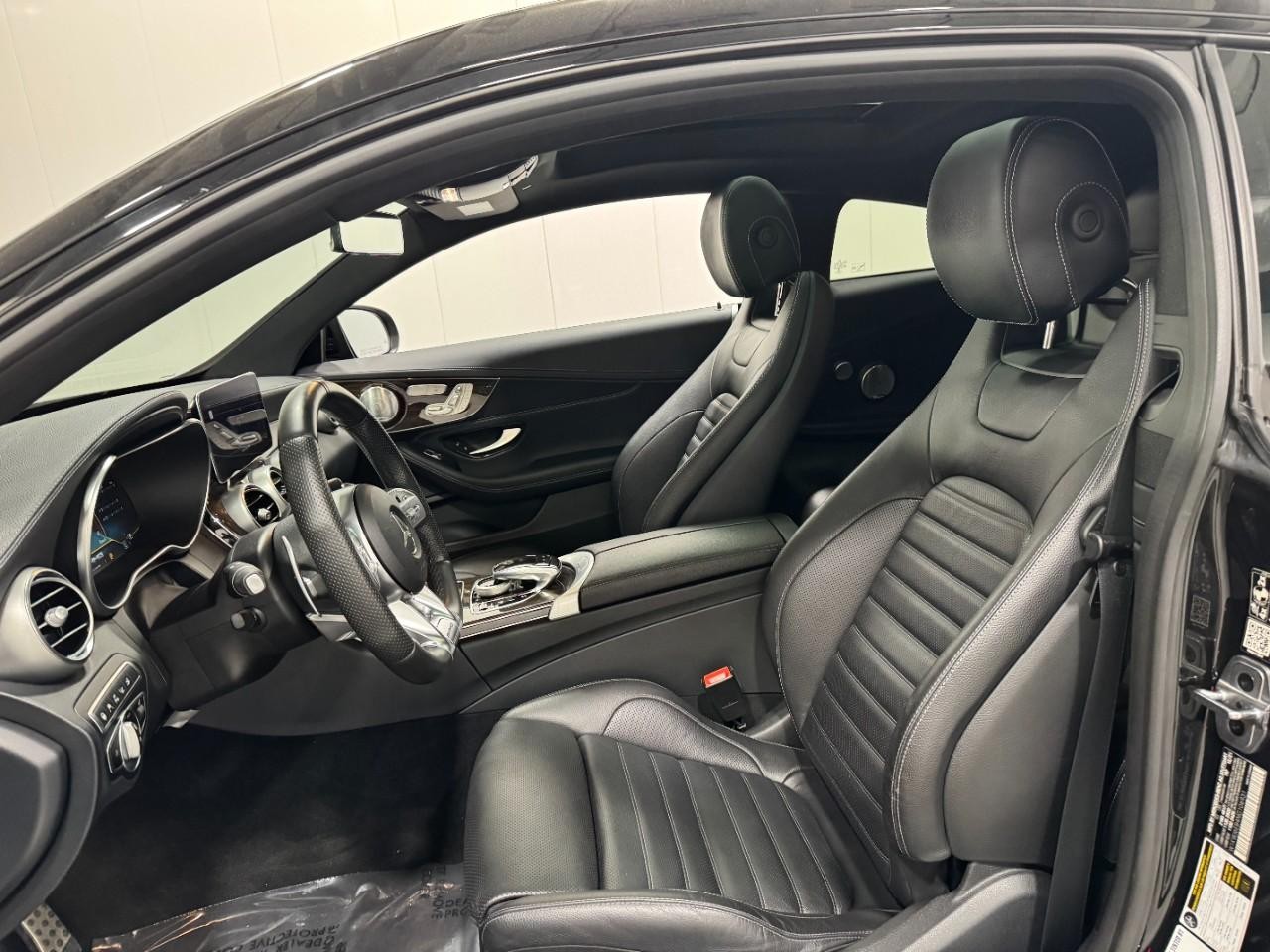 Mercedes-Benz C-Class Vehicle Full-screen Gallery Image 29