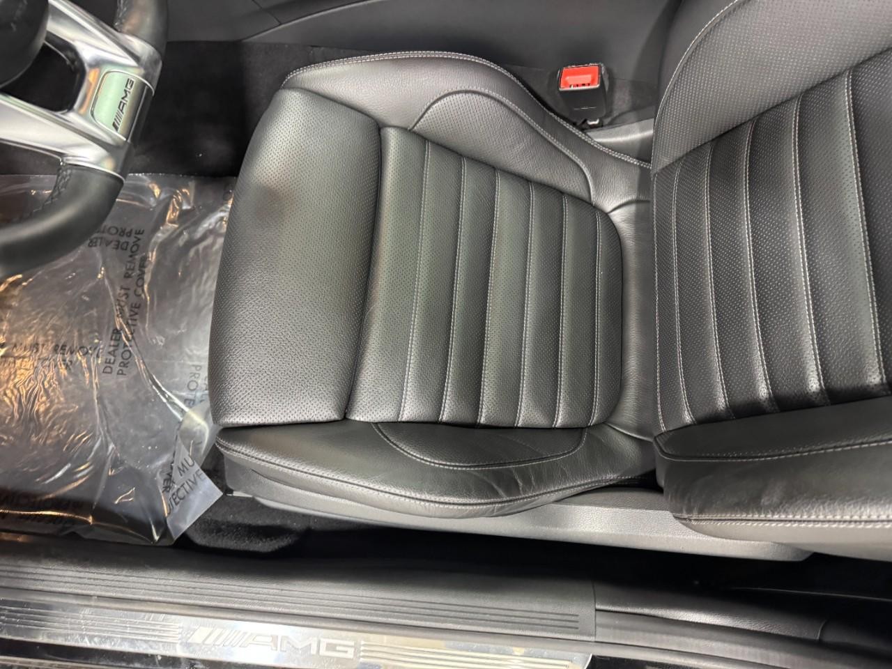 Mercedes-Benz C-Class Vehicle Full-screen Gallery Image 30