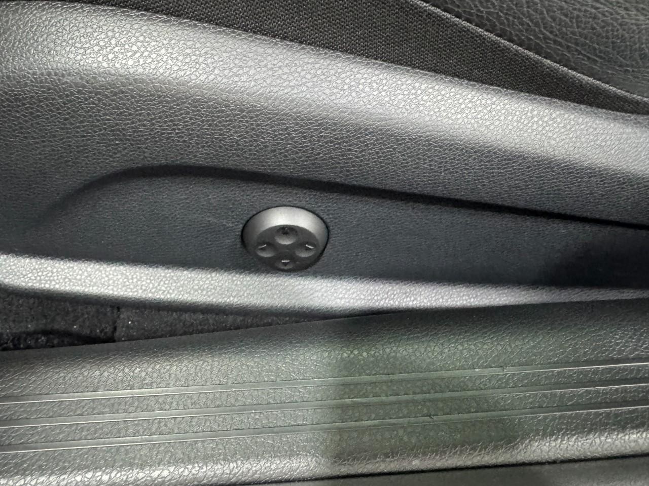 Mercedes-Benz C-Class Vehicle Full-screen Gallery Image 31