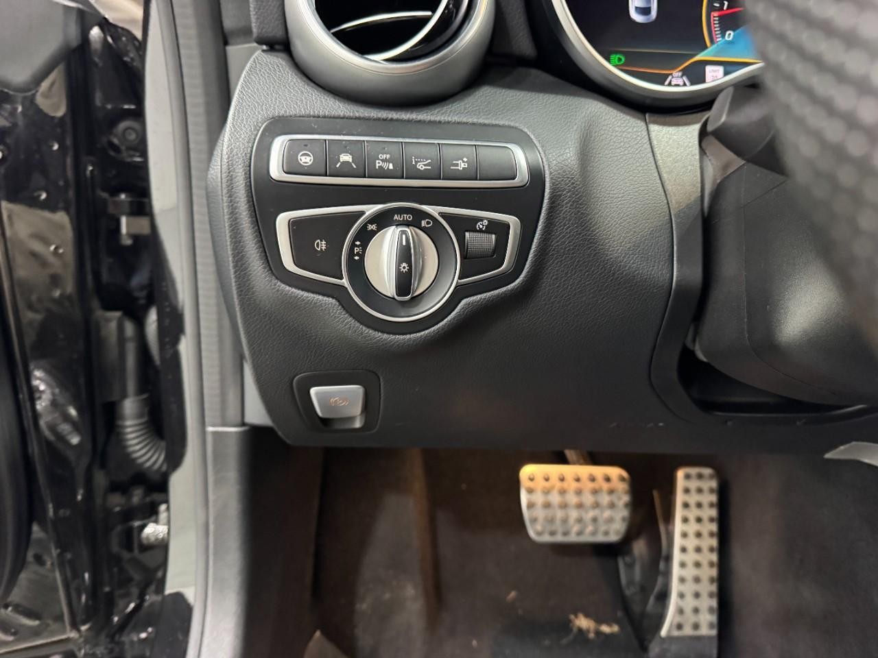 Mercedes-Benz C-Class Vehicle Full-screen Gallery Image 32