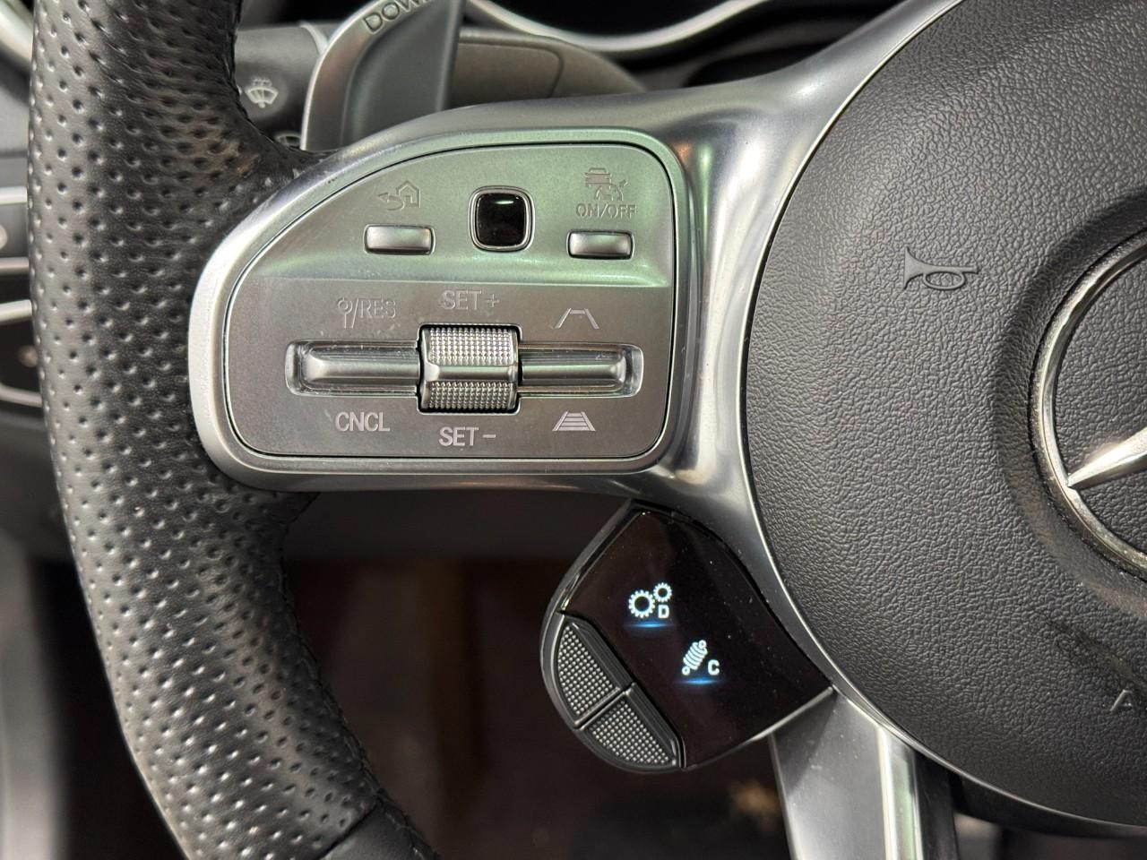 Mercedes-Benz C-Class Vehicle Full-screen Gallery Image 33