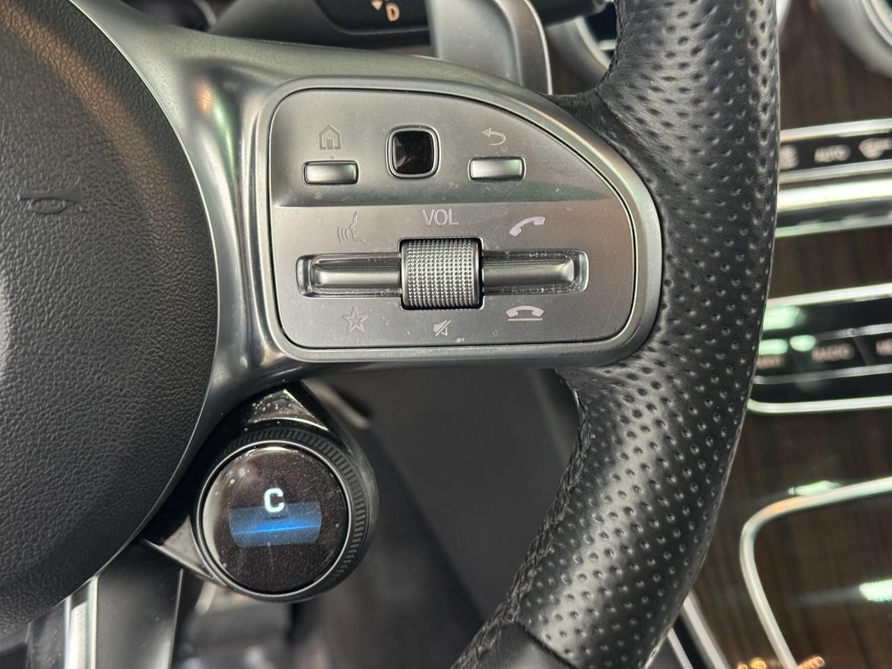 Mercedes-Benz C-Class Vehicle Full-screen Gallery Image 34