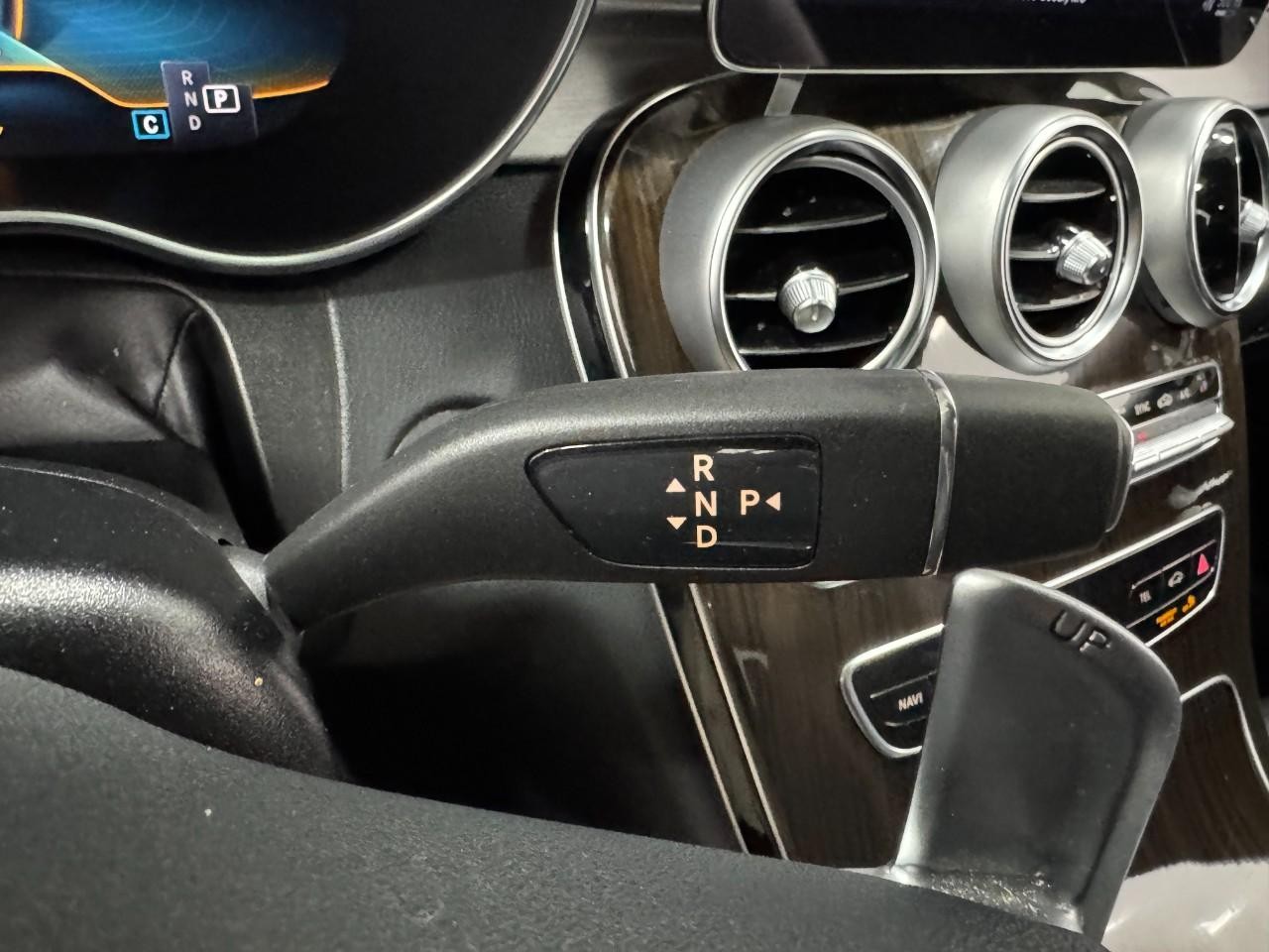 Mercedes-Benz C-Class Vehicle Full-screen Gallery Image 36