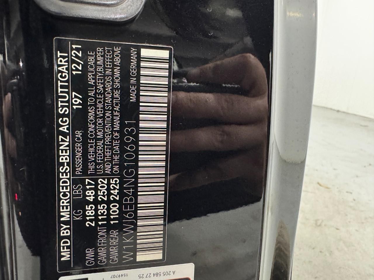 Mercedes-Benz C-Class Vehicle Full-screen Gallery Image 38