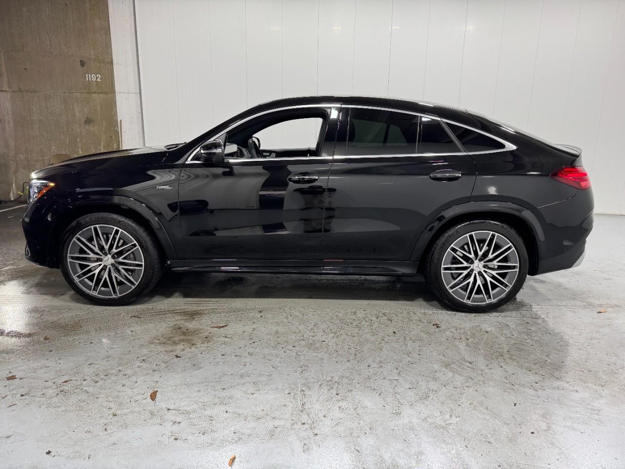 Mercedes-Benz GLE Vehicle Full-screen Gallery Image 2