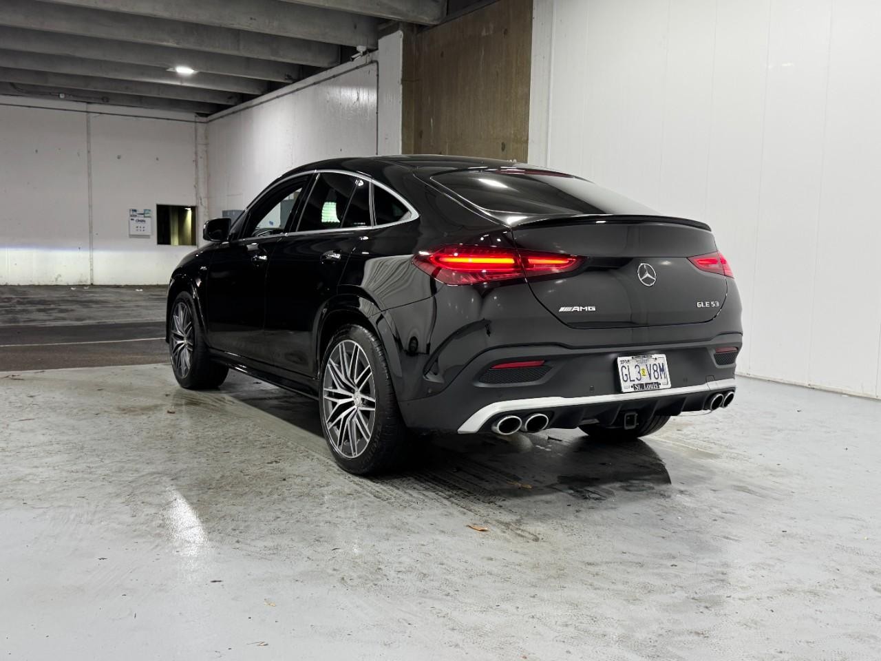 Mercedes-Benz GLE Vehicle Full-screen Gallery Image 3