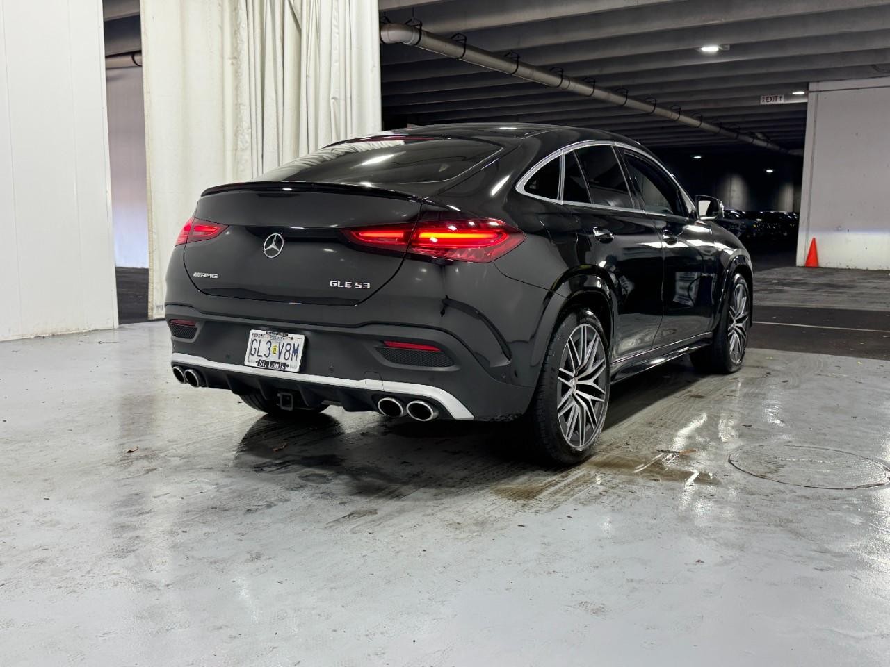 Mercedes-Benz GLE Vehicle Full-screen Gallery Image 4