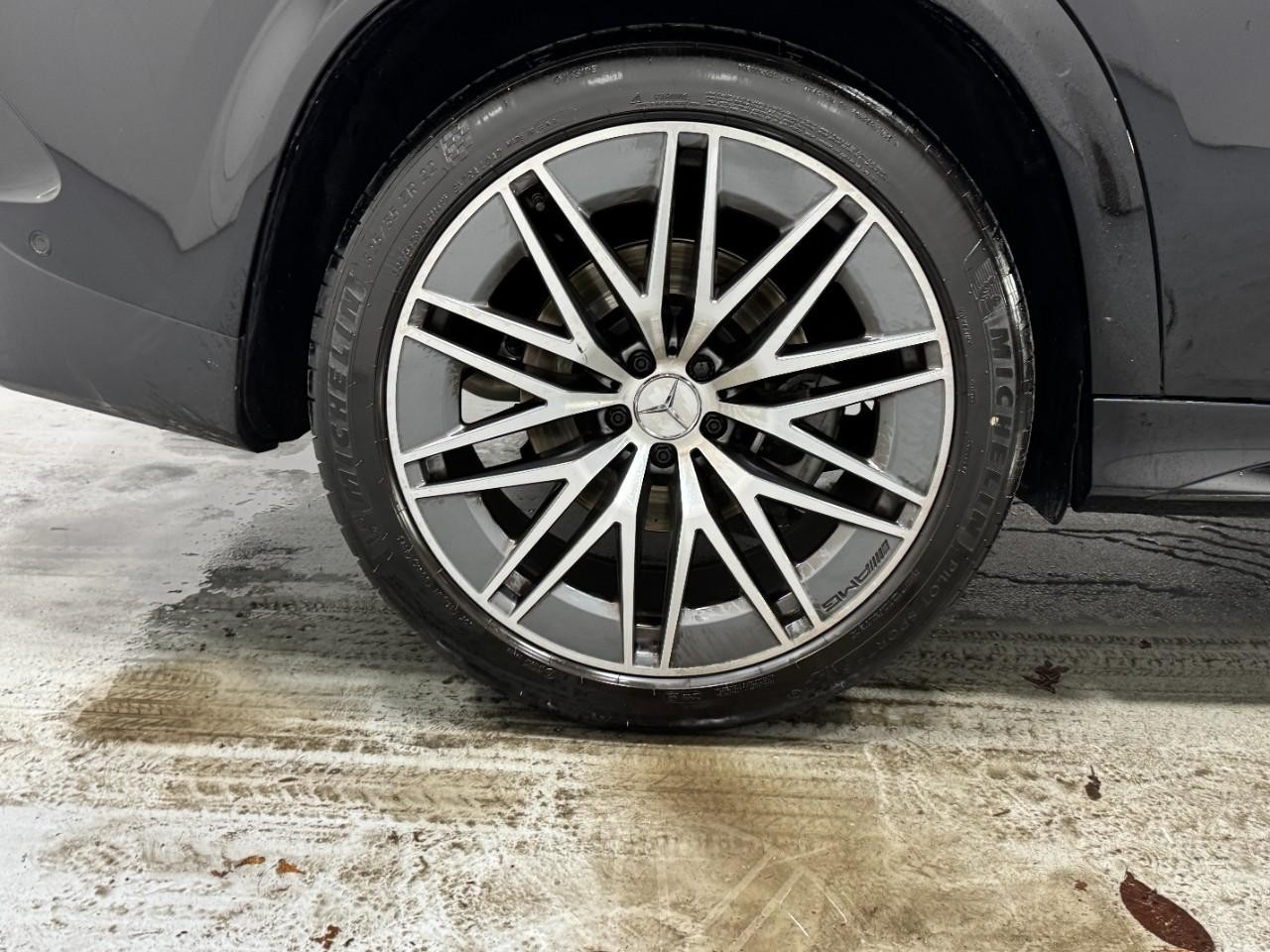 Mercedes-Benz GLE Vehicle Full-screen Gallery Image 5