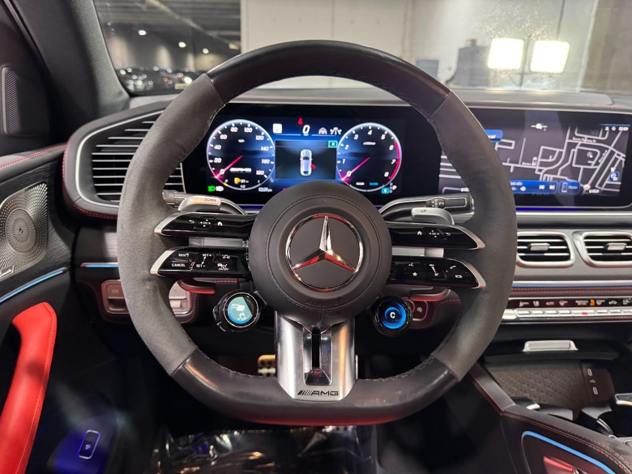 Mercedes-Benz GLE Vehicle Full-screen Gallery Image 13