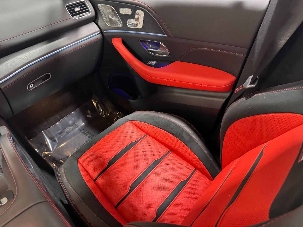 Mercedes-Benz GLE Vehicle Full-screen Gallery Image 16