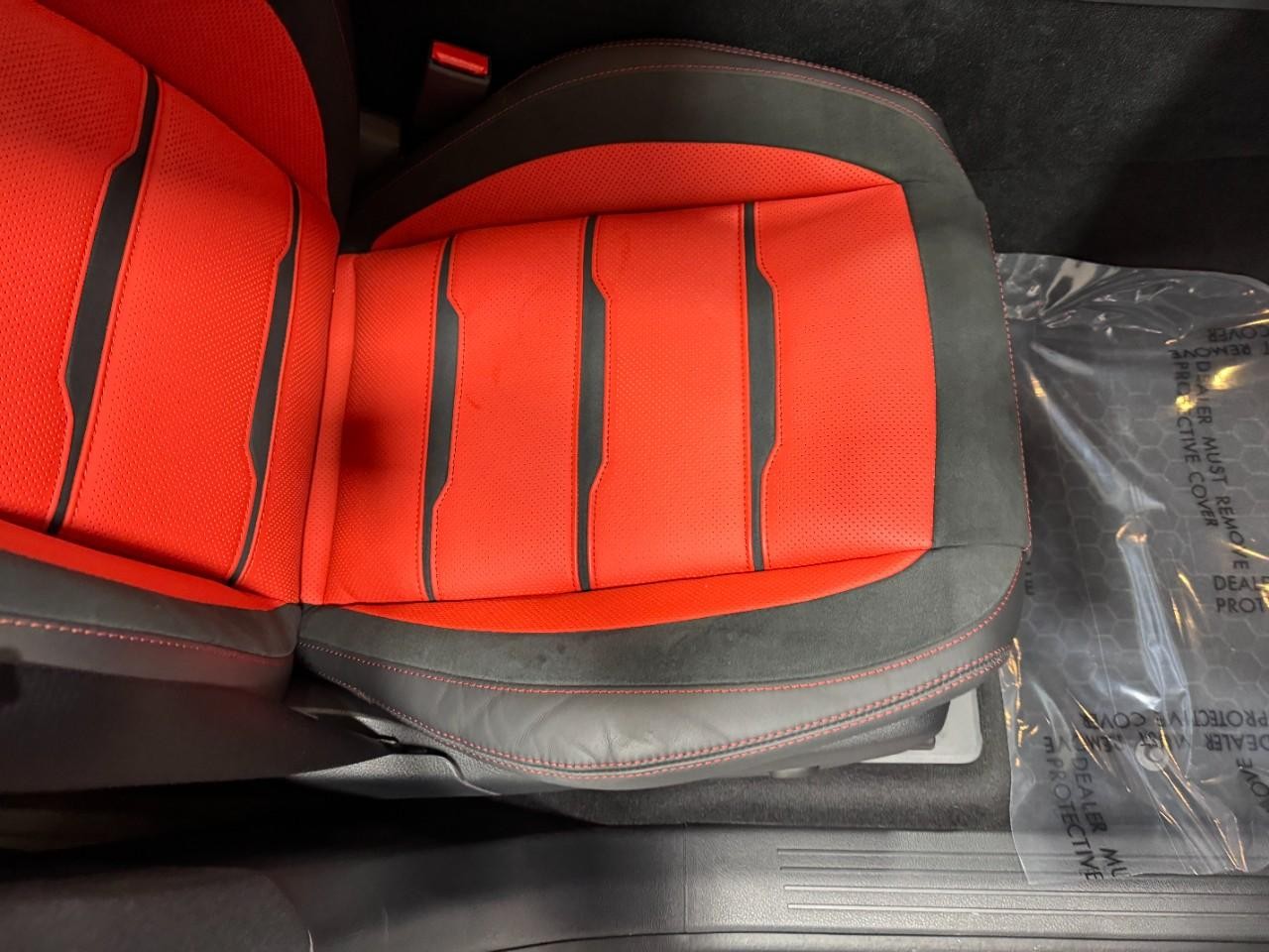 Mercedes-Benz GLE Vehicle Full-screen Gallery Image 18