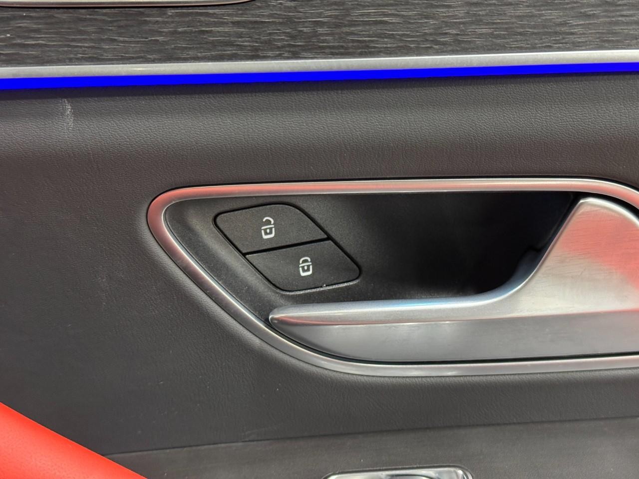 Mercedes-Benz GLE Vehicle Full-screen Gallery Image 21