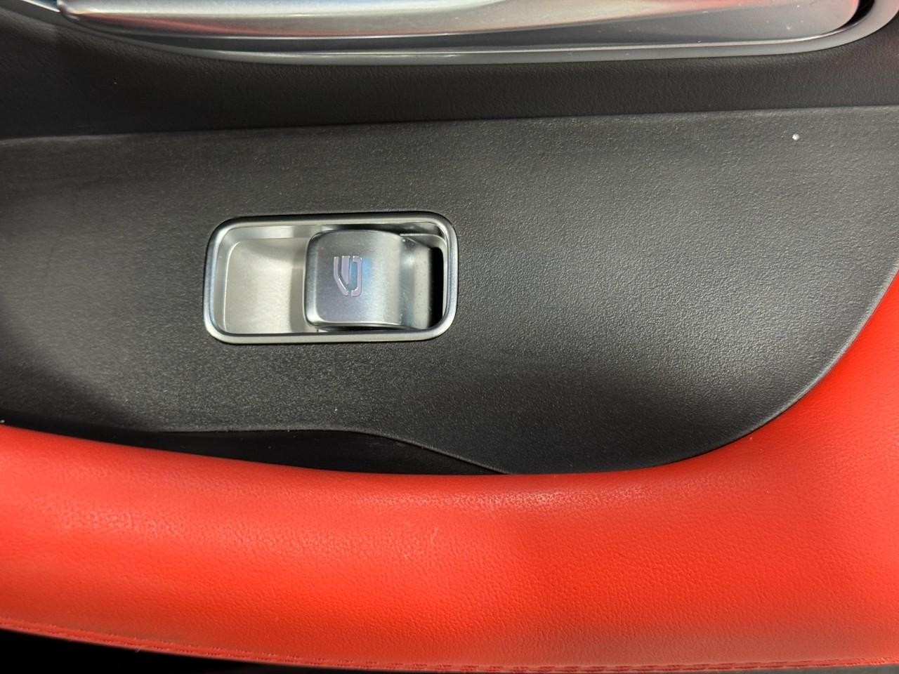 Mercedes-Benz GLE Vehicle Full-screen Gallery Image 22