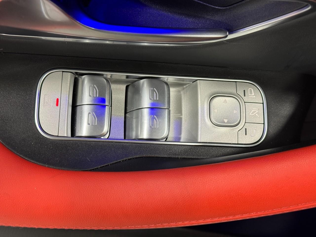 Mercedes-Benz GLE Vehicle Full-screen Gallery Image 26