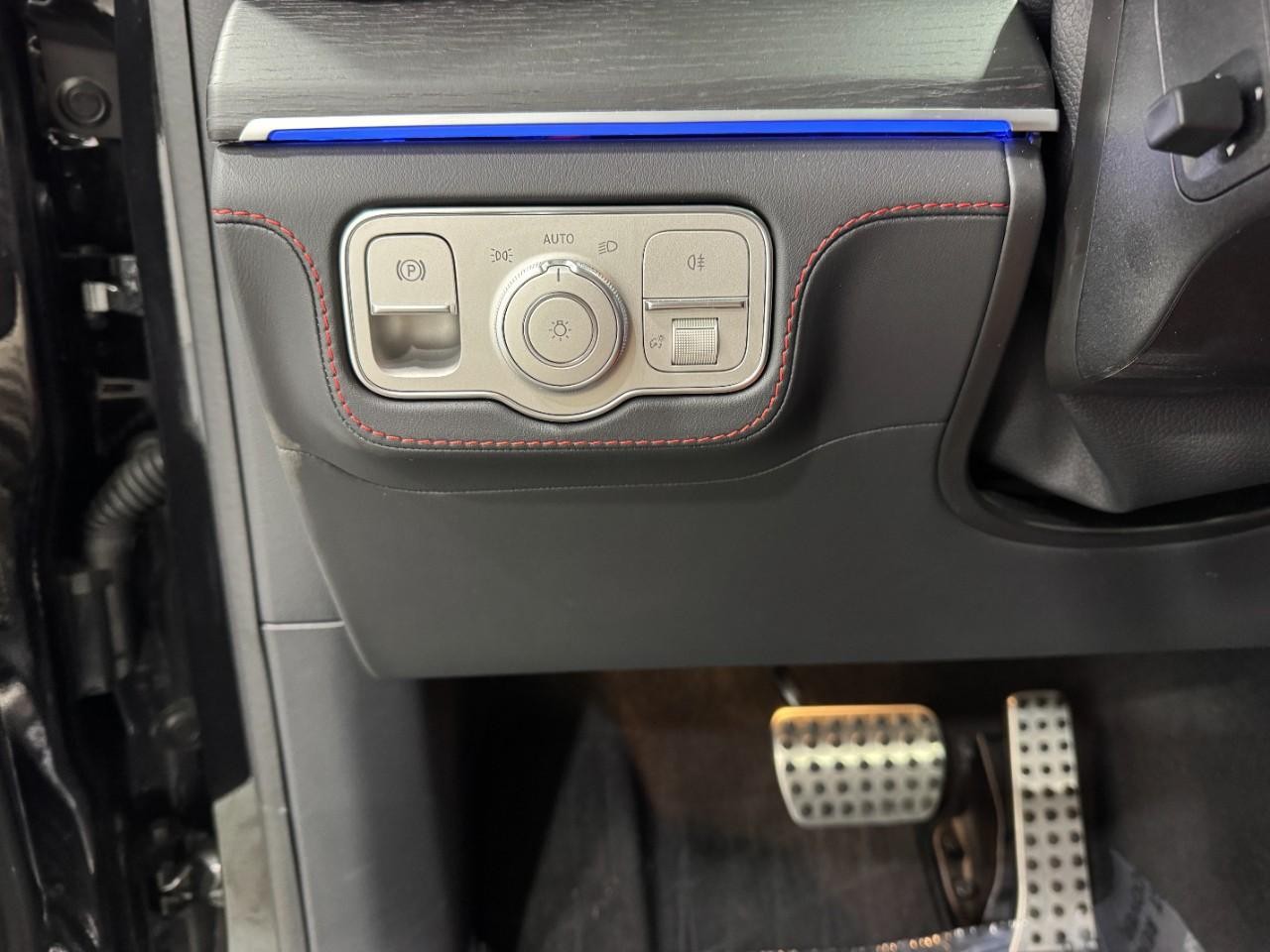 Mercedes-Benz GLE Vehicle Full-screen Gallery Image 31