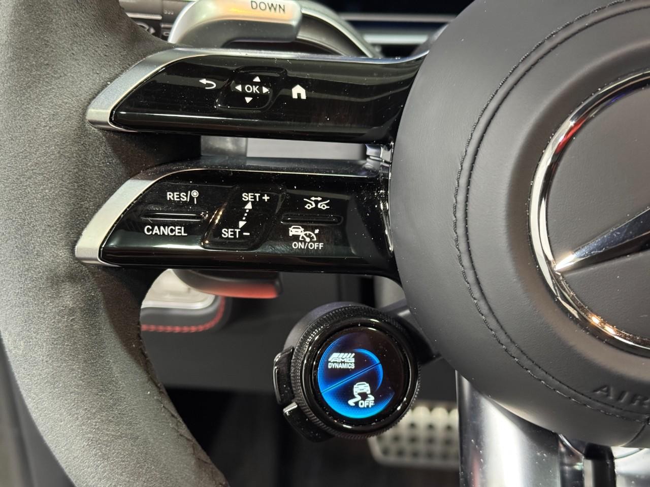 Mercedes-Benz GLE Vehicle Full-screen Gallery Image 32