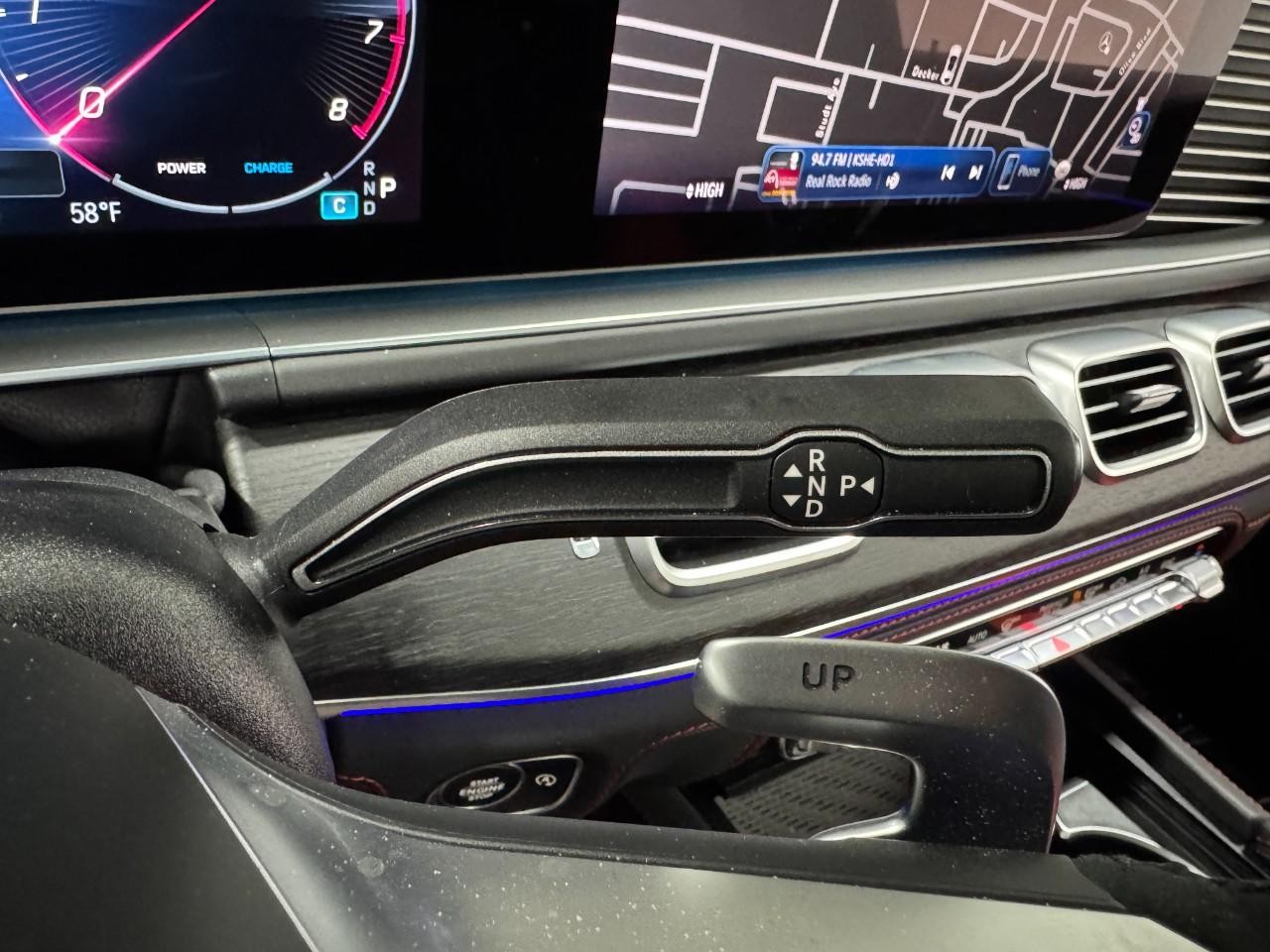 Mercedes-Benz GLE Vehicle Full-screen Gallery Image 35