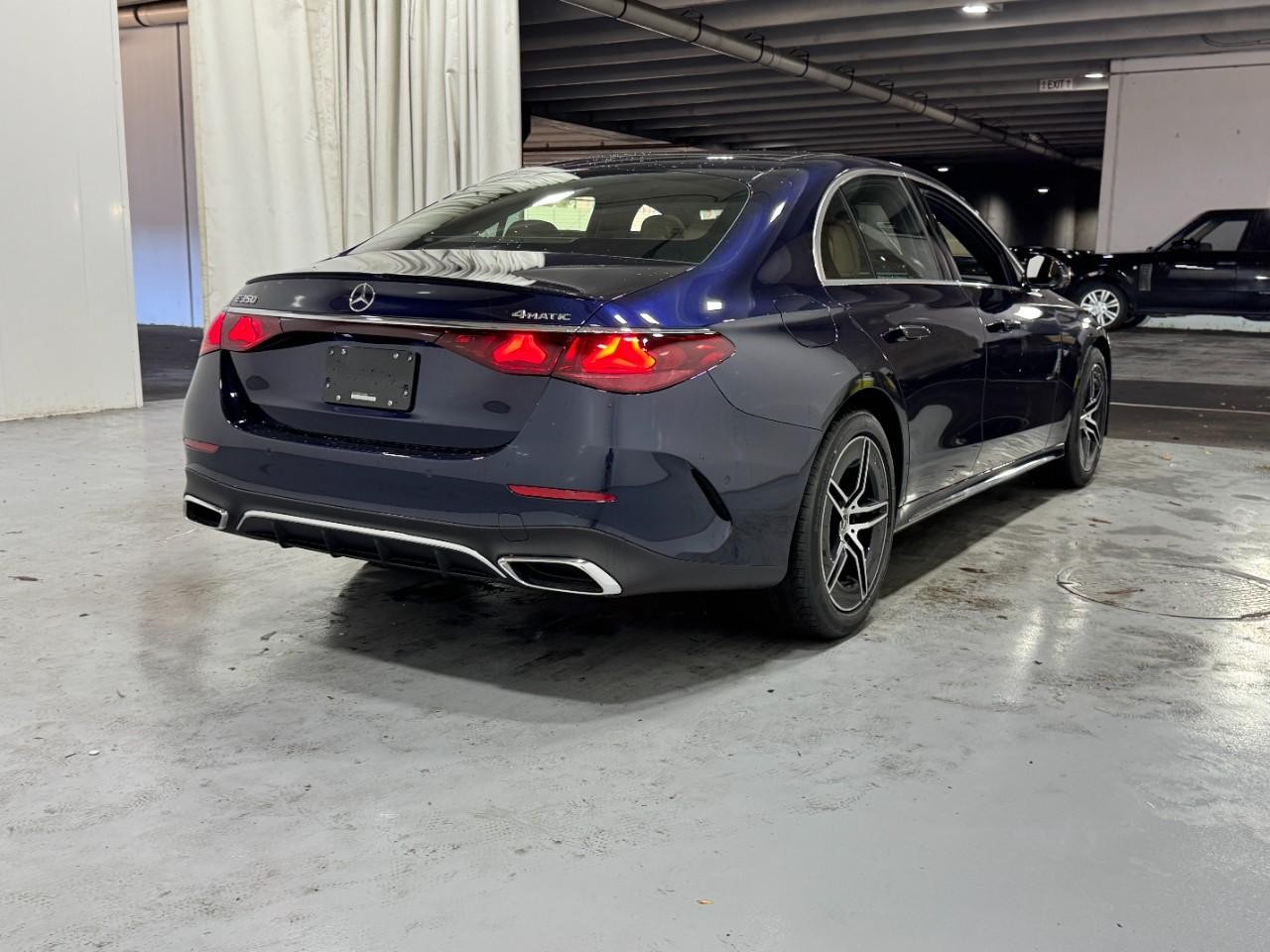 Mercedes-Benz E-Class Vehicle Full-screen Gallery Image 4