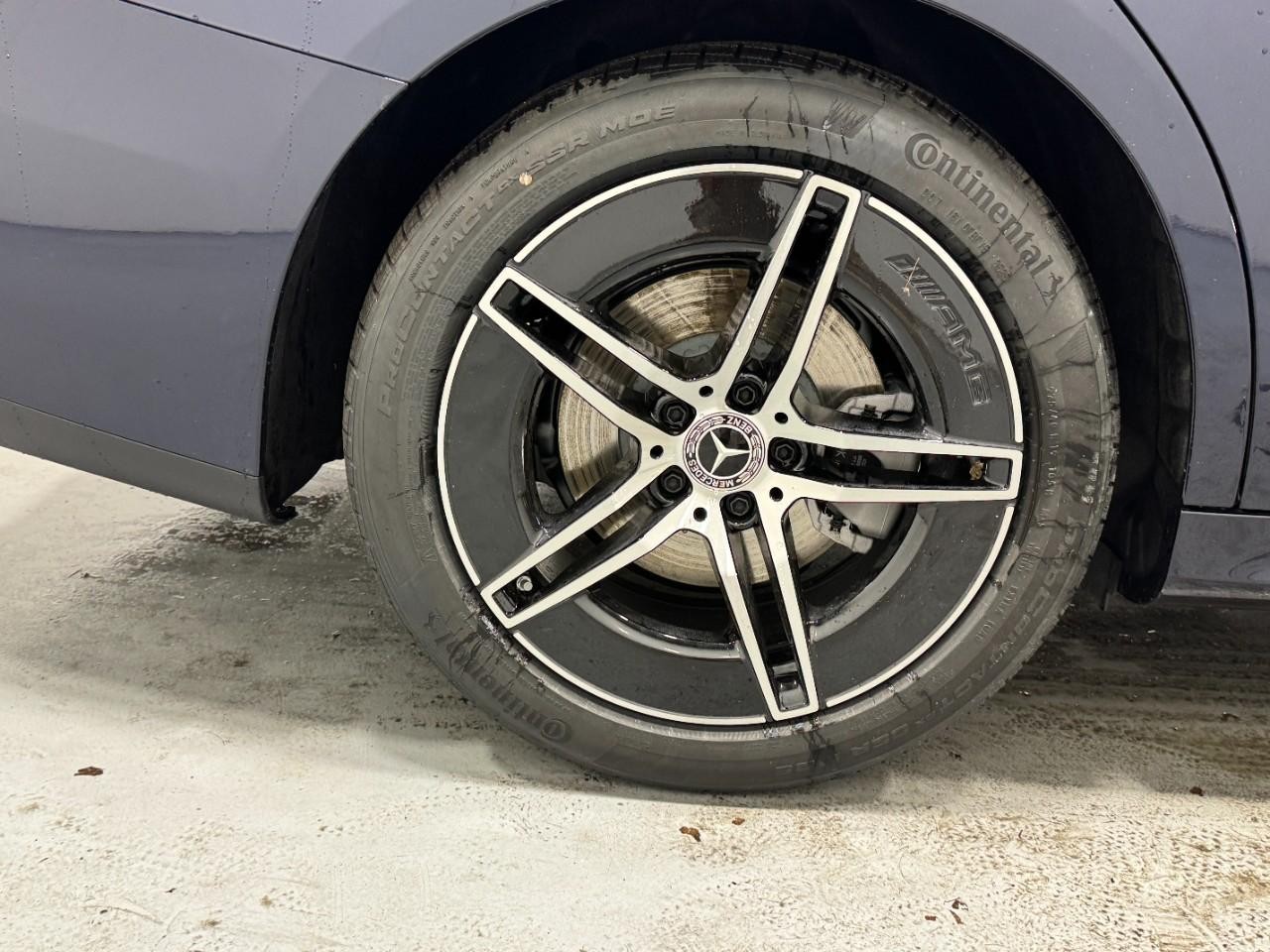 Mercedes-Benz E-Class Vehicle Full-screen Gallery Image 5