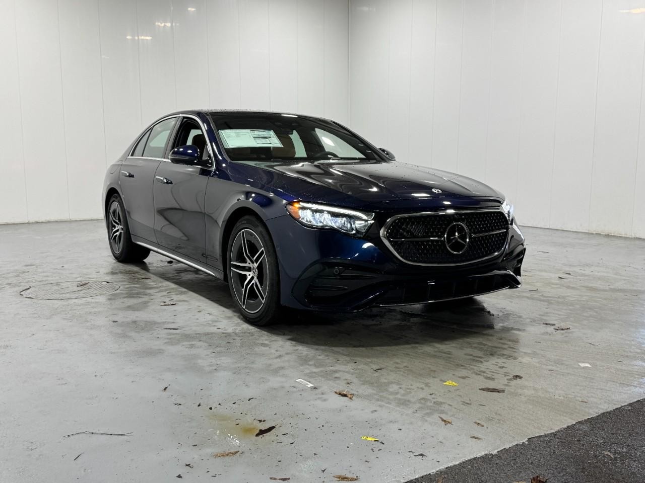 Mercedes-Benz E-Class Vehicle Full-screen Gallery Image 6