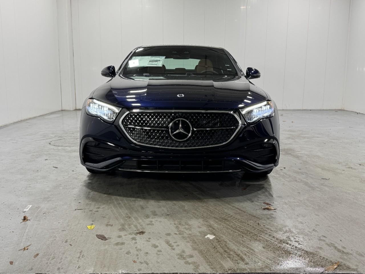 Mercedes-Benz E-Class Vehicle Full-screen Gallery Image 7